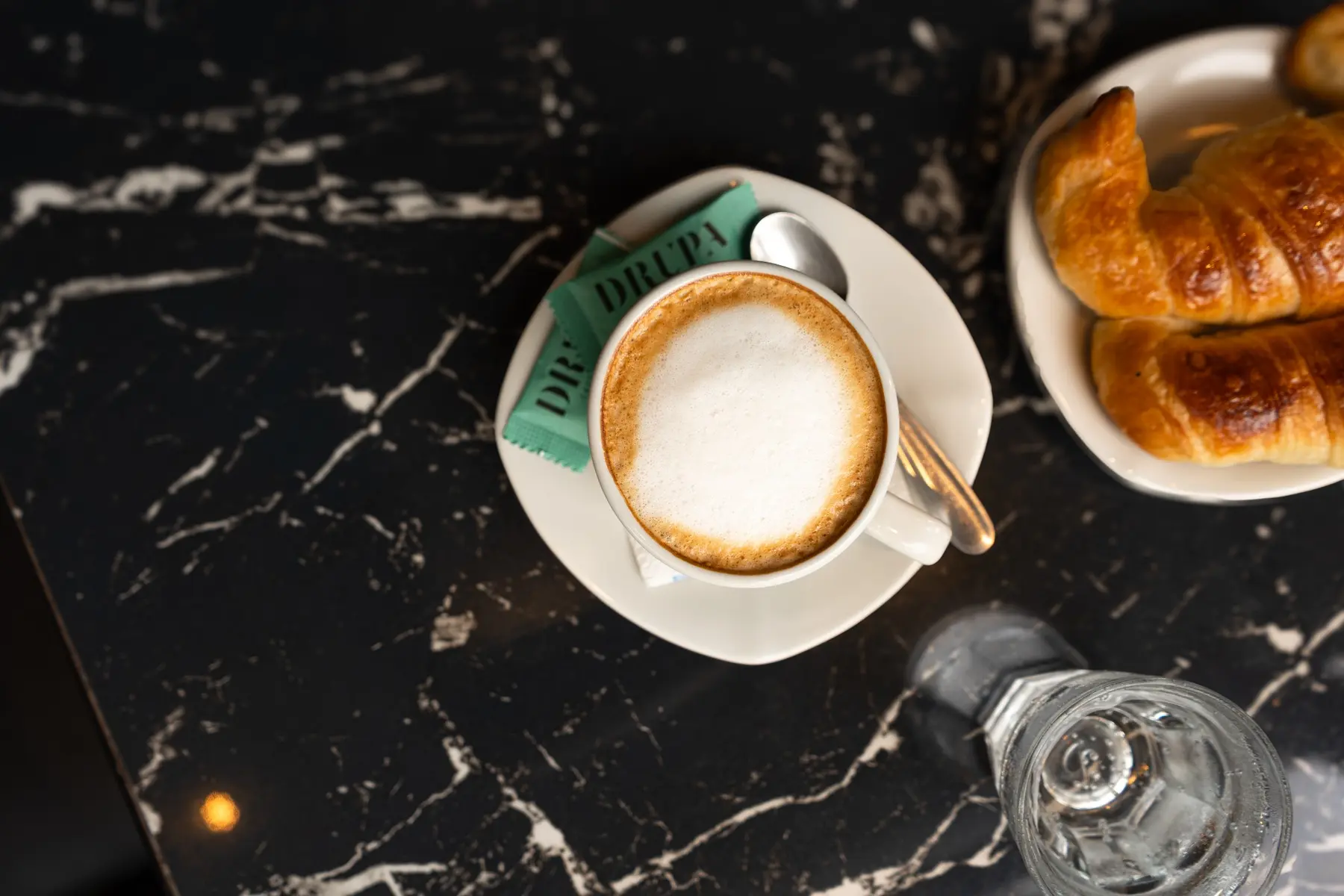 Café con leche y medialunas en Tony