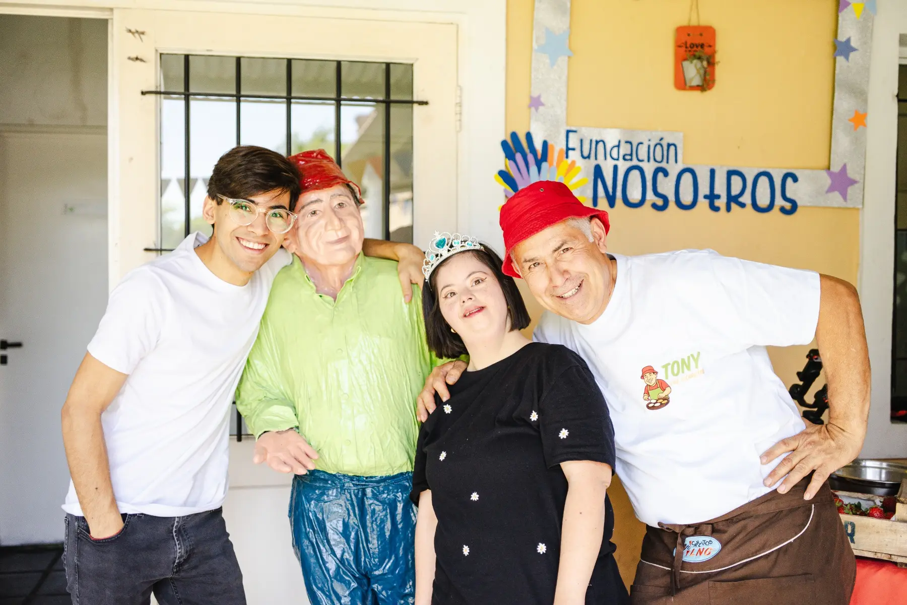 Tony junto a la Fundación Nosotros
