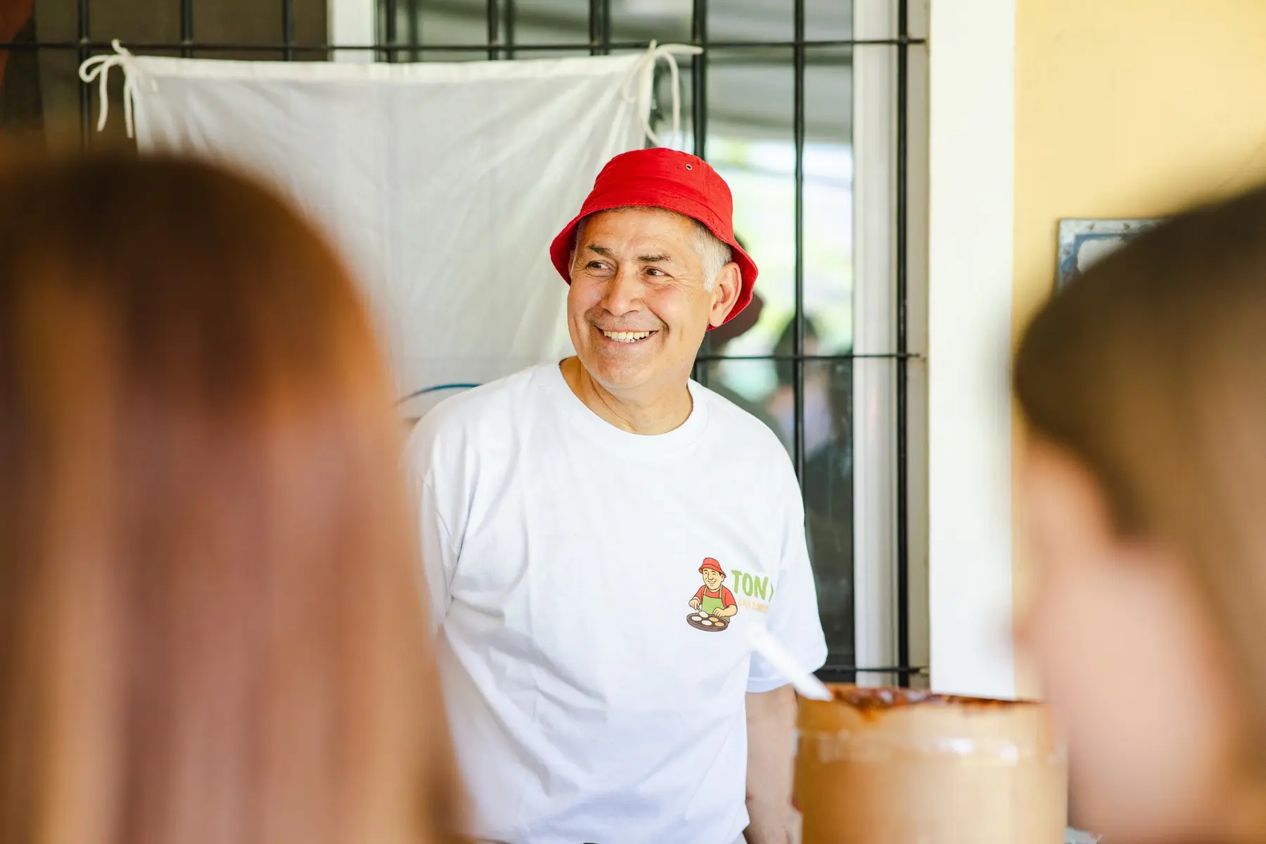 Tony sonriendo con su piluso rojo